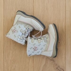 Totes Girls White Snow Boots Size 9.